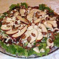 Pikantní hruškový salát s nivou a ořechy